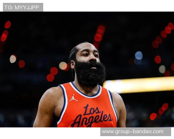 小琼斯与哈登小卡祖巴茨联手展现惊人净效率值得首发机会