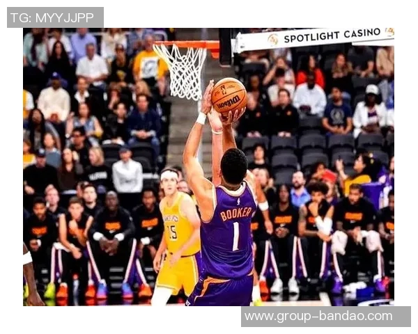 首节对决激烈萨尔高效拿下9分5篮板布克助攻表现抢眼贡献8分6助攻